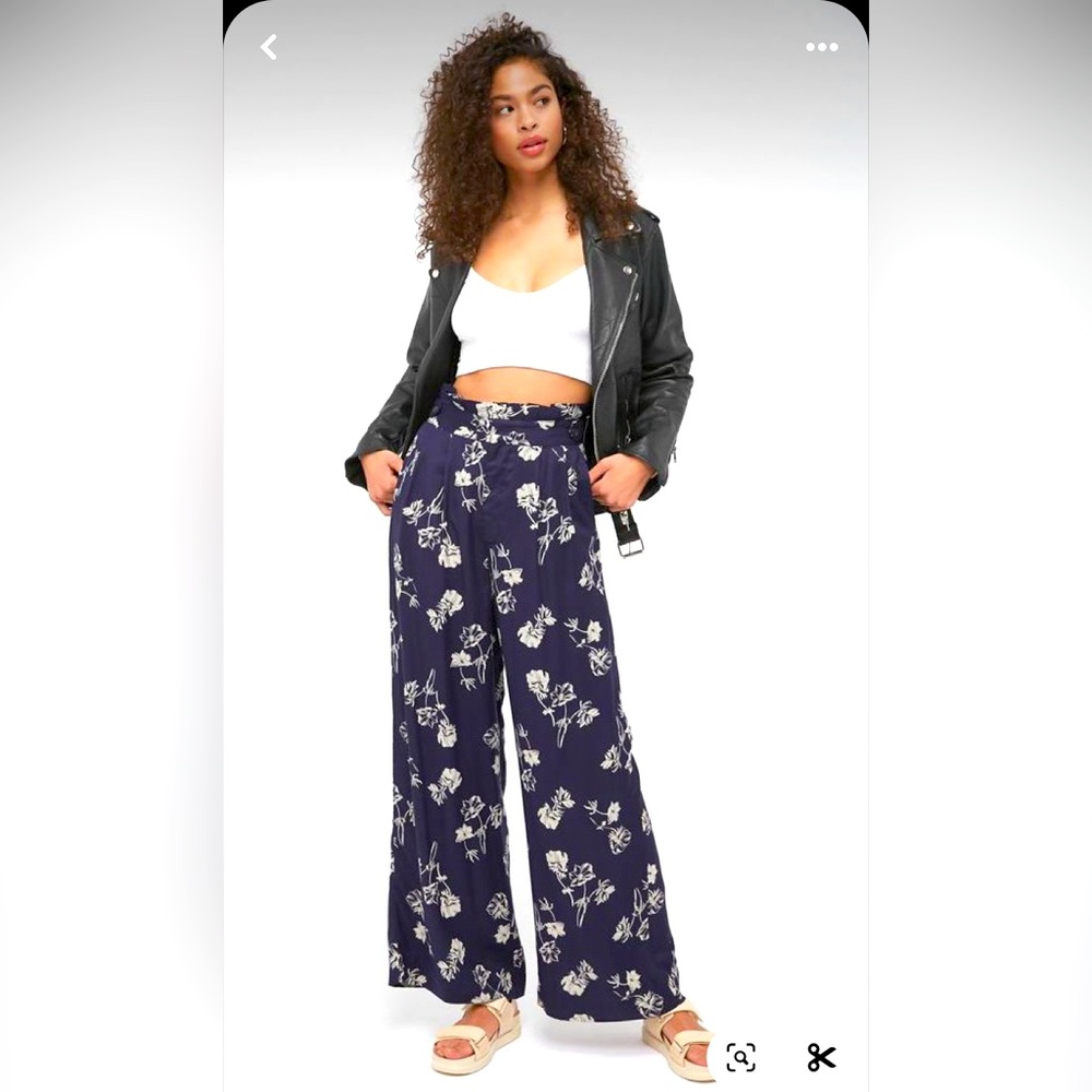 Urban Outfitters Diane Paperbag Wide Leg Pant floral navy blue  Sz 4  EUC